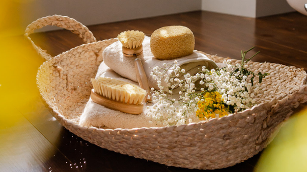 Cesta con cosmética botánica para perros: cepillos, jabón sólido y flores